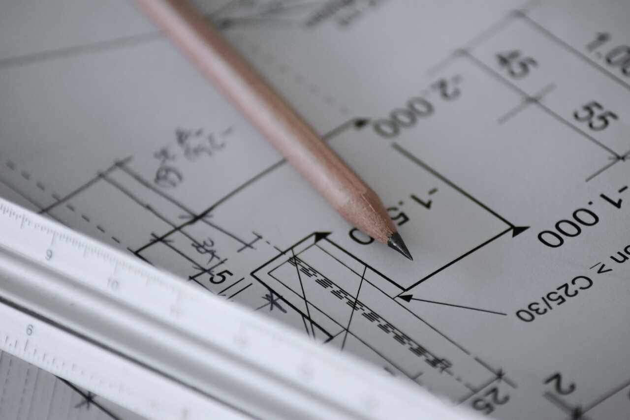 Bleistift auf einer technischen Zeichnung mit Maßen